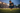 Calciatore che allaccia gli scarpini a bordo campo